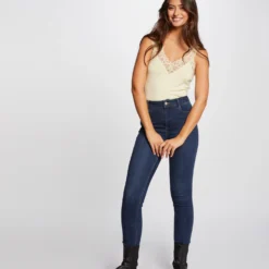 Débardeur Bretelles Larges Avec Dentelle Jaune Paille Femme 7 Débardeur Bretelles Larges Avec Dentelle Jaune Paille Femme -Morgandetoi Boutique debardeur bretelles larges avec dentelle jaune paille femme vue5 32536300883940402