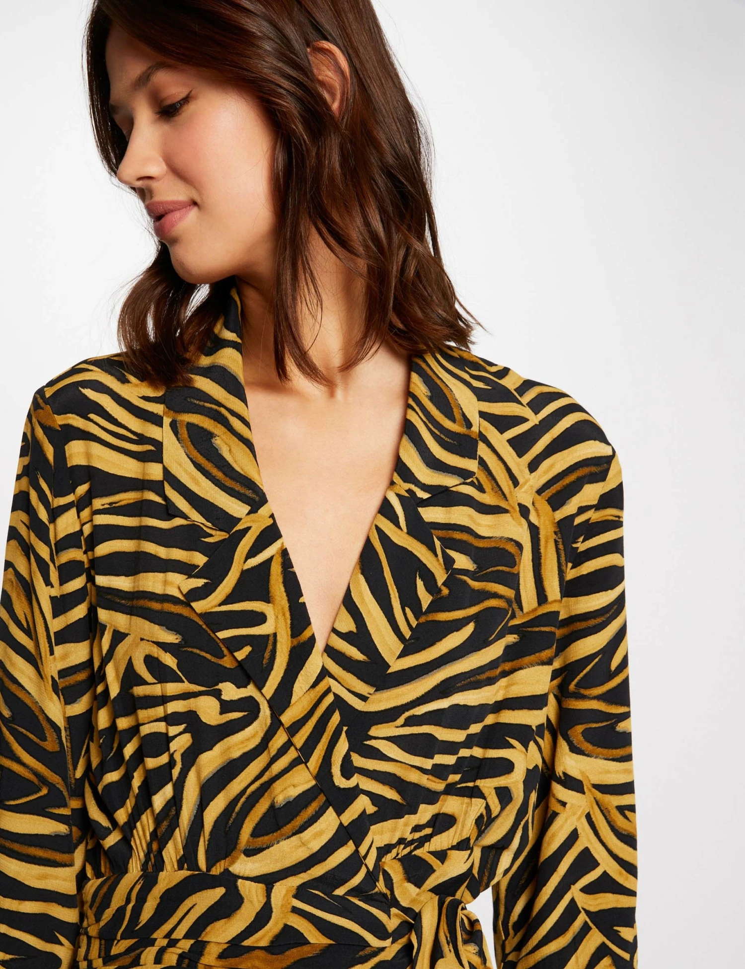 Robe Midi Portefeuille Imprimé Abstrait Multico Femme 5 Robe Midi Portefeuille Imprimé Abstrait Multico Femme – Image 5