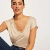 T-shirt Manches Courtes à Détails Bijoux Beige Femme