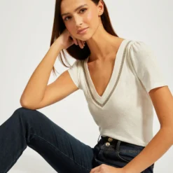 T-shirt Manches Courtes à Détails Bijoux Ivoire Femme