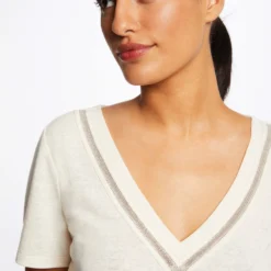 T-shirt Manches Courtes à Détails Bijoux Ivoire Femme -Morgandetoi Boutique t shirt manches courtes a details bijoux ivoire femme vue4 32536300928490203