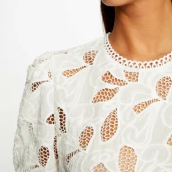 T-shirt Manches Courtes à Détails Brodés Ecru Femme 9 T-shirt Manches Courtes à Détails Brodés Ecru Femme -Morgandetoi Boutique t shirt manches courtes a details brodes ecru femme vue4 32536300950670201