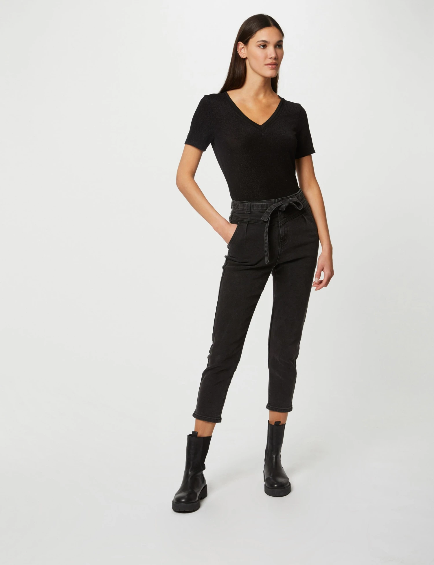 T-shirt Manches Courtes Avec Col En V Noir Femme 3 T-shirt Manches Courtes Avec Col En V Noir Femme – Image 3