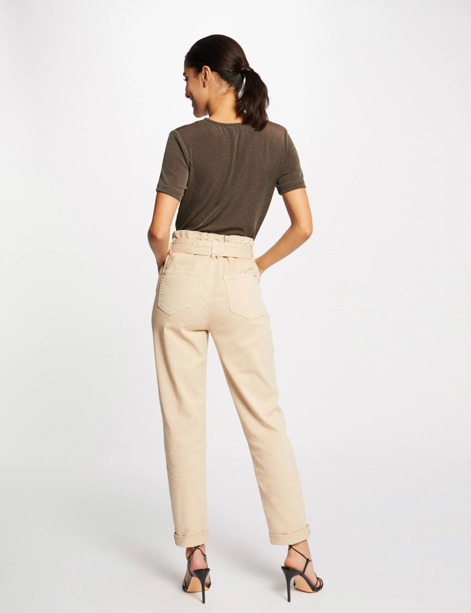 T-shirt Manches Courtes Avec Col En V Taupe Femme 2 T-shirt Manches Courtes Avec Col En V Taupe Femme – Image 2